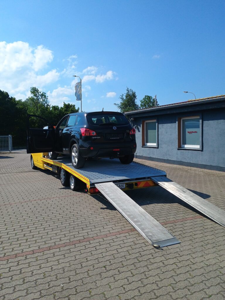 Laweta Polska transportująca samochody po Europie - bezpieczny i efektywny przewóz pojazdów.