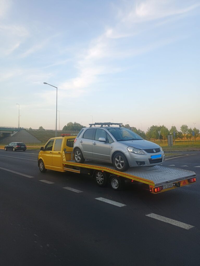 Zdjęcie lawety transportującej uszkodzony samochód – typowa usługa laweta polska.