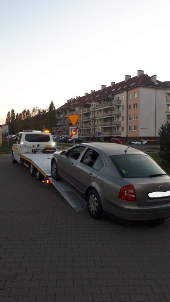 Zdjęcie lawety w trakcie transportu samochodu, usługi Laweta Polska dostępne na terenie Europy.