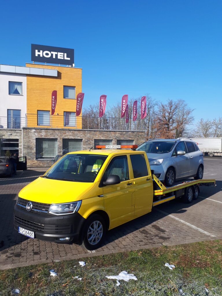 Motocykl zabezpieczony na platformie – profesjonalna laweta polska do przewozu jednośladów.