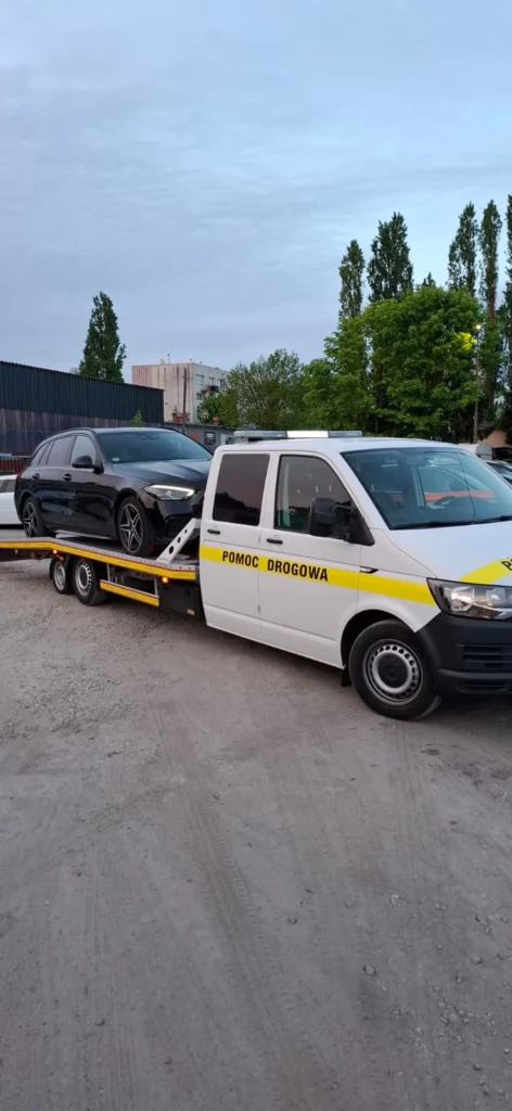 Laweta Polska przewożąca samochód osobowy, bezpieczny i szybki transport pojazdów w Polsce
