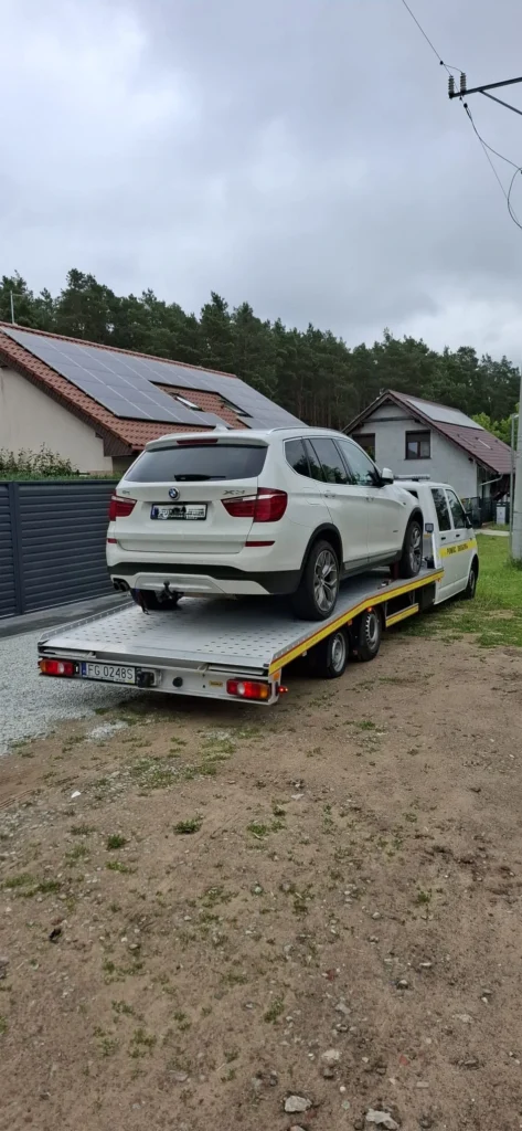Nowoczesna laweta Polska przewozi samochód, zapewniając pełne bezpieczeństwo podczas transportu
